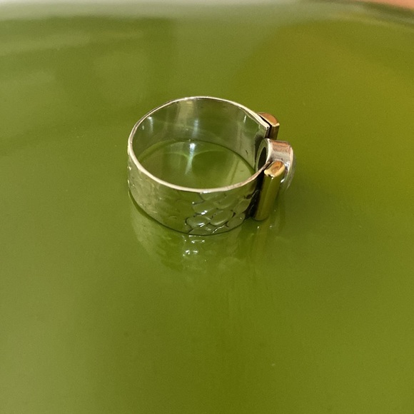 Ladies .925 sterling silvering with a little gold on the sides. Size 8 1/2 - 9 ? - Picture 2 of 14